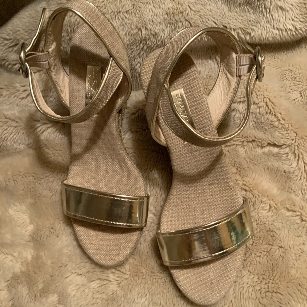 Gold tone wedges